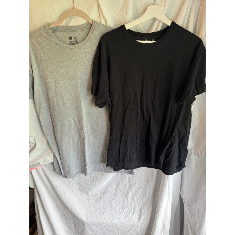 Hanes Mens T-Shirt Bundle 2 Pack Black Gray ComfortSoft Perfect-T Size Large LG